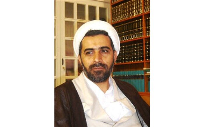 کتابسوزی از سوی یک مدعی طب سنتی با پیشوند اسم"آیت الله"