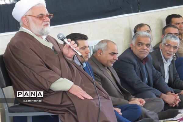 اقامه نماز و سخنرانی  امام جمعه اشکذر درهنرستان  خادمی