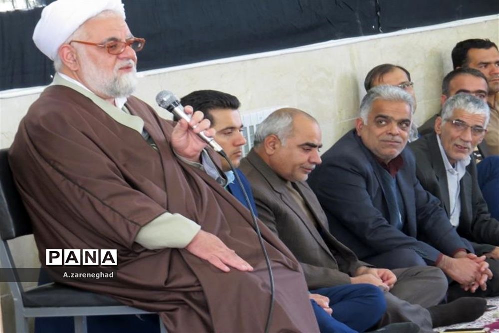 اقامه نماز و سخنرانی  امام جمعه اشکذر درهنرستان  خادمی