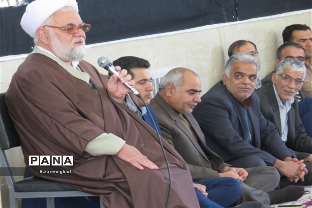 اقامه نماز و سخنرانی  امام جمعه اشکذر درهنرستان  خادمی