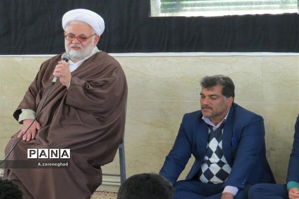 اقامه نماز و سخنرانی  امام جمعه اشکذر درهنرستان  خادمی