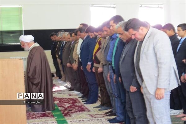 اقامه نماز و سخنرانی  امام جمعه اشکذر درهنرستان  خادمی