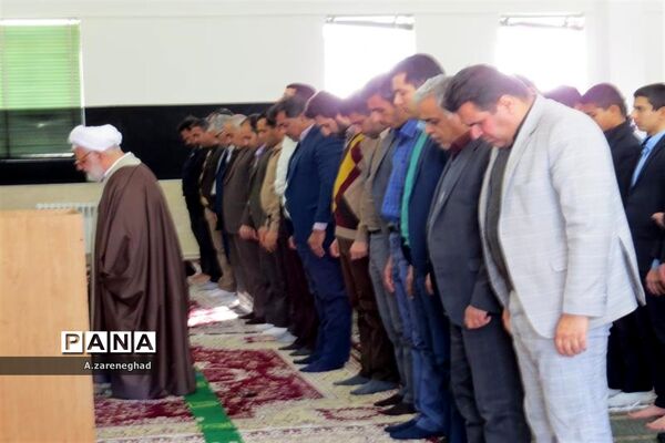 اقامه نماز و سخنرانی  امام جمعه اشکذر درهنرستان  خادمی