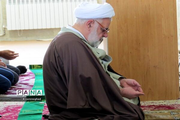 اقامه نماز و سخنرانی  امام جمعه اشکذر درهنرستان  خادمی