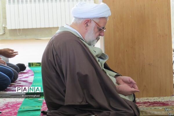 اقامه نماز و سخنرانی  امام جمعه اشکذر درهنرستان  خادمی