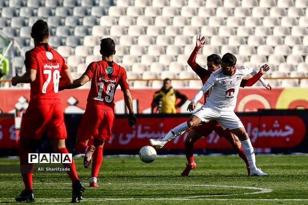 دیدار تیم‌های فوتبال پرسپولیس و تراکتورسازی