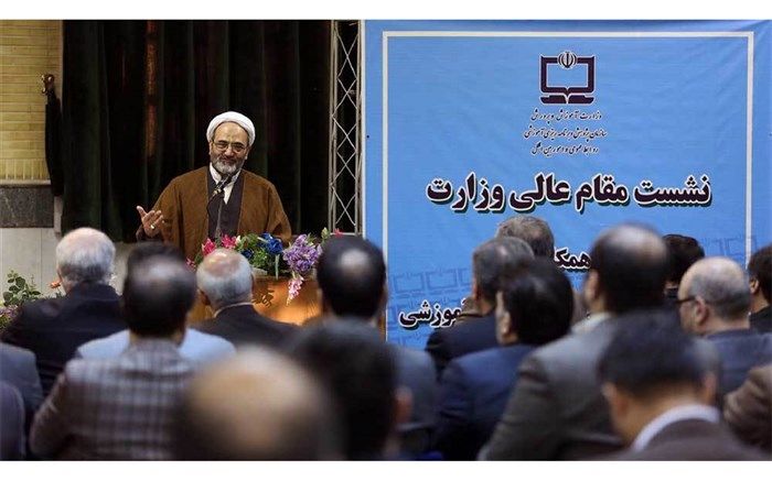 نظام آموزشی، دانش‌آموزان، معلمان و اولیا جهت‌گیری‌های انقلابی و دینی را از سازمان پژوهش و برنامه‌ریزی درسی مطالبه می‌کنند