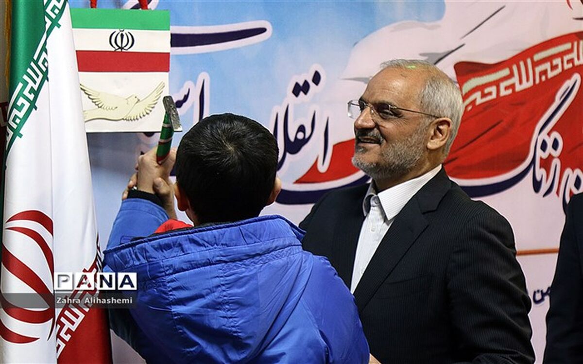 نواختن گلبانگ انقلاب اسلامی با حضور وزیر آموزش و پرورش