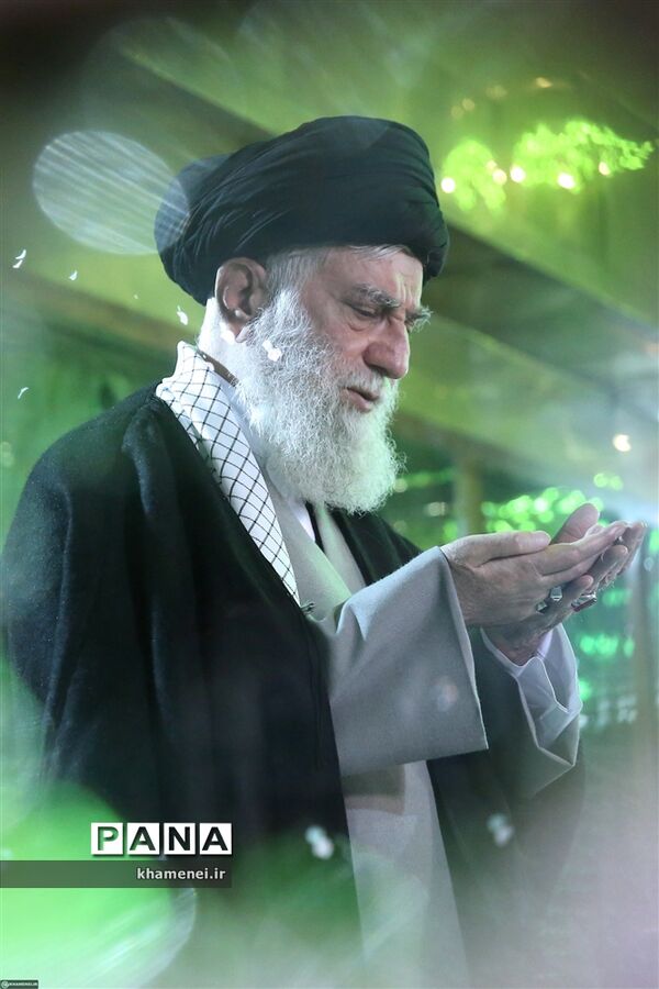 حضور رهبر انقلاب اسلامی در مرقد مطهر امام راحل و گلزار شهدای بهشت زهرا