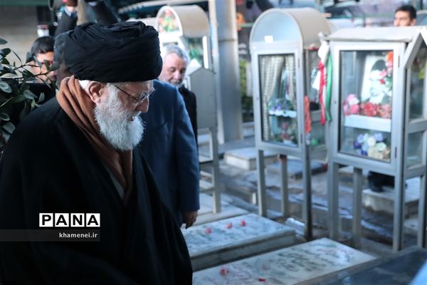 حضور رهبر انقلاب اسلامی در مرقد مطهر امام راحل و گلزار شهدای بهشت زهرا