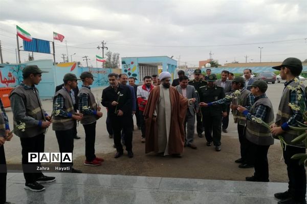 نواخته شدن زنگ انقلاب و مراسم نمادین استقبال ار ورود امام خمینی(ره) در شهرستان امیدیه