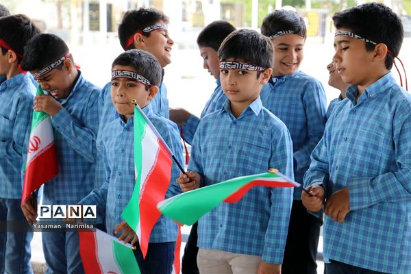 نواخته شدن زنگ انقلاب و مراسم نمادین استقبال ار ورود امام خمینی(ره) در شهرستان امیدیه