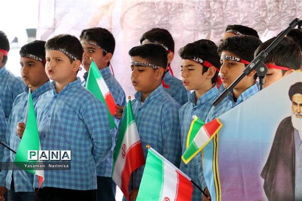 نواخته شدن زنگ انقلاب و مراسم نمادین استقبال ار ورود امام خمینی(ره) در شهرستان امیدیه