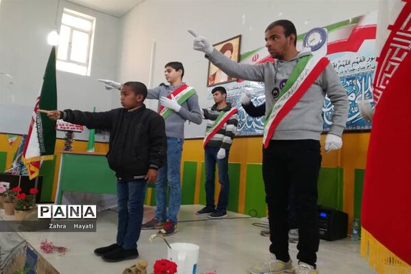 نواخته شدن زنگ انقلاب و مراسم نمادین استقبال ار ورود امام خمینی(ره) در شهرستان امیدیه