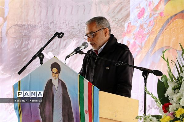 نواخته شدن زنگ انقلاب و مراسم نمادین استقبال ار ورود امام خمینی(ره) در شهرستان امیدیه