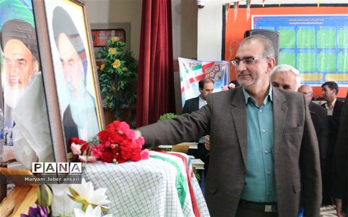 گلبانگ انقلاب در کلیه مدارس شهرستان دهاقان به صدا در آمد