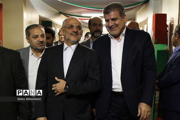 نواختن گلبانگ انقلاب اسلامی با حضور وزیر آموزش و پرورش