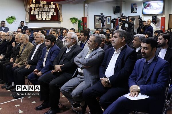 نواختن گلبانگ انقلاب اسلامی با حضور وزیر آموزش و پرورش