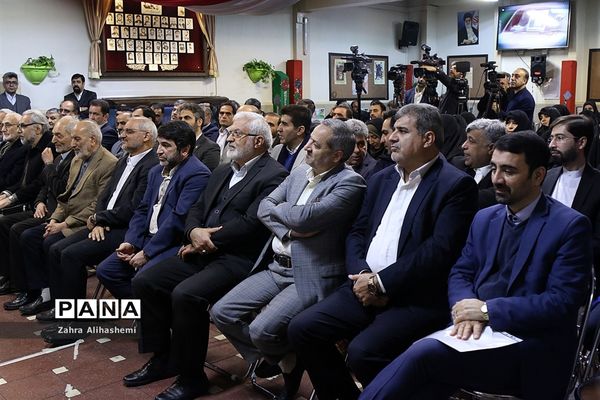 نواختن گلبانگ انقلاب اسلامی با حضور وزیر آموزش و پرورش