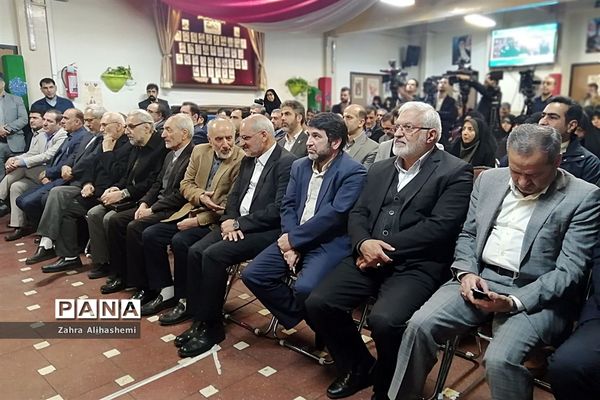 نواختن گلبانگ انقلاب اسلامی با حضور وزیر آموزش و پرورش