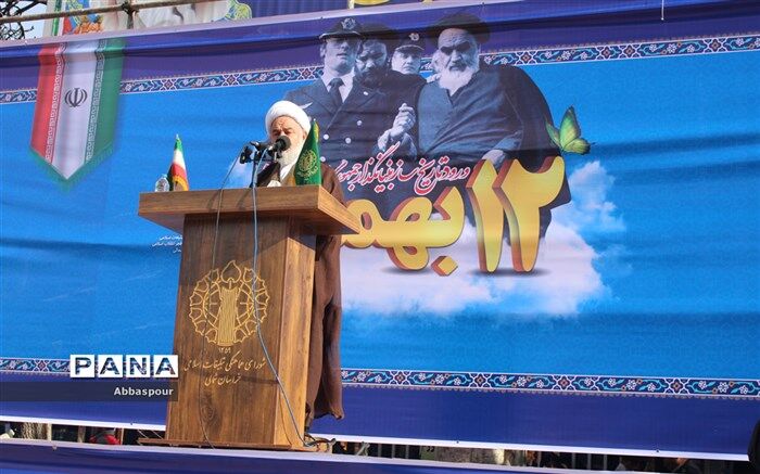 امام خمینی (ره) همانند آهنربا ی مغناطیسی ، طیف وسیعی از دل های شیفته عدالت ،آزادی و اعتماد به نفس را به خودش جذب کرد