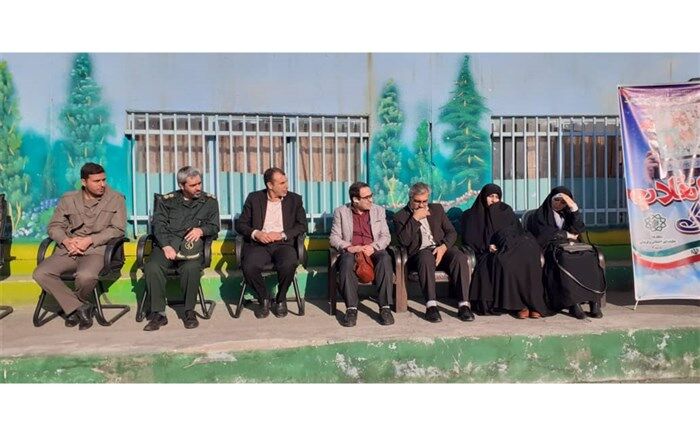نواختن زنگ انقلاب به مناسبت آغاز ایام الله دهه فجر در منطقه18