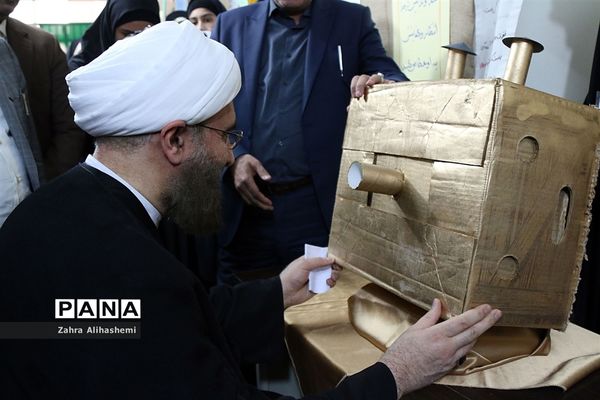 افتتاحیه هشتمین نمایشگاه دانش آموزی مدرسه انقلاب  در منطقه5