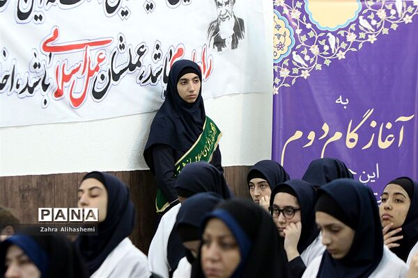 افتتاحیه هشتمین نمایشگاه دانش آموزی مدرسه انقلاب  در منطقه5