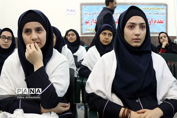 افتتاحیه هشتمین نمایشگاه دانش آموزی مدرسه انقلاب  در منطقه5