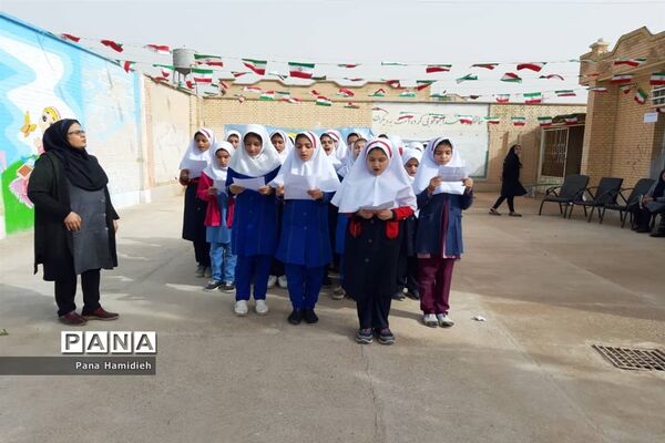 نواختن طنین زنگ انقلاب درمدارس شهرستان حمیدیه