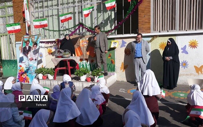 نواخته شدن زنگ انقلاب و برپایی بازارچه خیریه در منطقه ۱۱