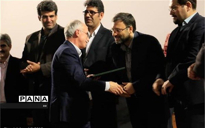 تجلیل از پیشکسوت سینمای لرستان در جشنواره فیلم فجر استان