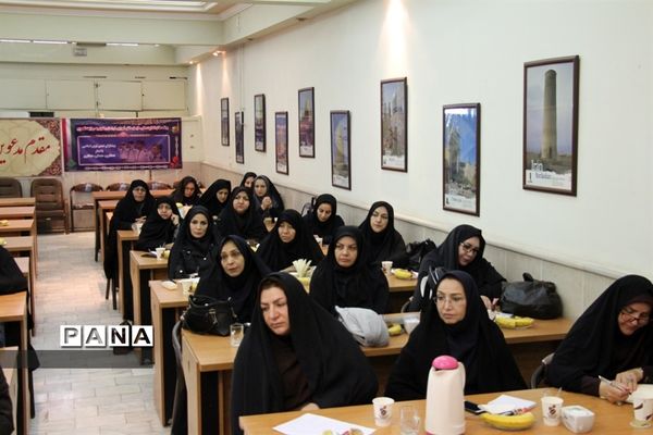 نشست تخصصی مدیران منتخب مدارس مشهد با موضوع پایگاه‌های تغذیه سالم مدارس و لباس فرم دانش‌آموزی