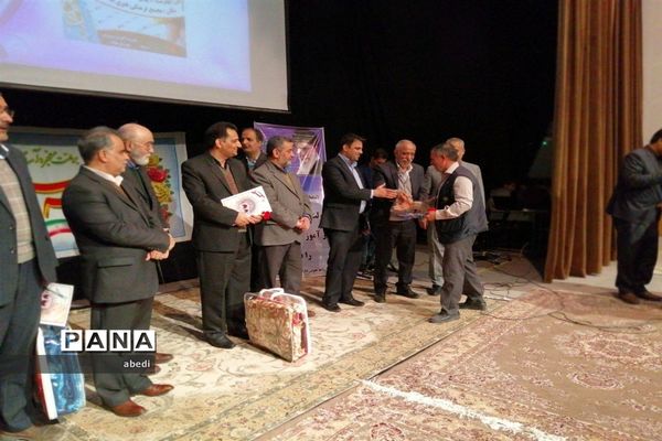تجلیل از دانش آموزان برگزیده کنکور سراسری و مسابقات فرهنگی هنری در شهرستان بهاباد