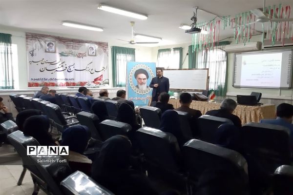 برگزاری کارگاه تفکر و سواد رسانه وآموزش عکاسی درشهرستان حمیدیه