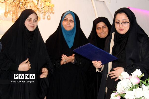 تجلیل از دانش‌آموزان برتر دبیرستان اسرم