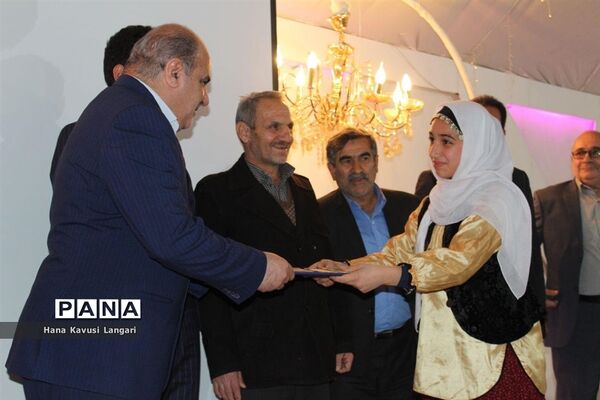 تجلیل از دانش‌آموزان برتر دبیرستان اسرم
