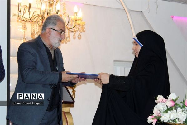 تجلیل از دانش‌آموزان برتر دبیرستان اسرم