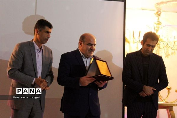 تجلیل از دانش‌آموزان برتر دبیرستان اسرم