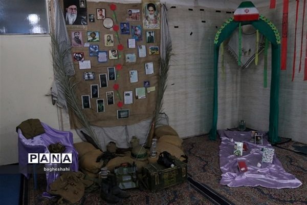 نمایشگاه انقلاب دردبیرستان دخترانه صدرا یزد