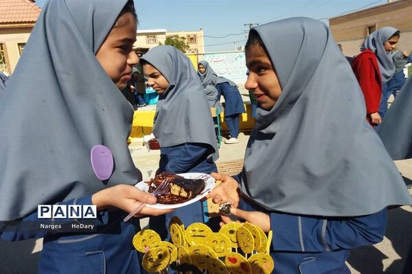 جشنواره خوارزمی  با محور بازارچه کارآفرینی آموزشگاه شهید ابوالحسنی شهرستان امیدیه