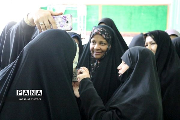 مرضیه هاشمی خبرنگار پرس تی وی در ویژه برنامه «لاله های روشن» قزوین