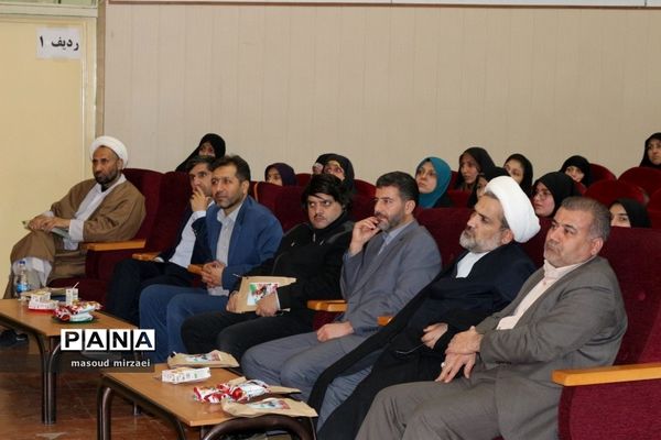 مرضیه هاشمی خبرنگار پرس تی وی در ویژه برنامه «لاله های روشن» قزوین