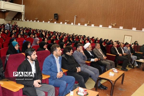 مرضیه هاشمی خبرنگار پرس تی وی در ویژه برنامه «لاله های روشن» قزوین