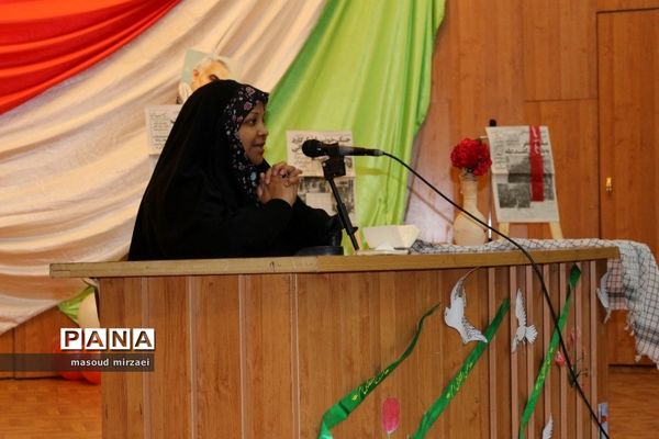 مرضیه هاشمی خبرنگار پرس تی وی در ویژه برنامه «لاله های روشن» قزوین