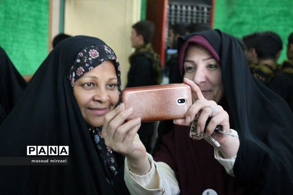 مرضیه هاشمی خبرنگار پرس تی وی در ویژه برنامه «لاله های روشن» قزوین