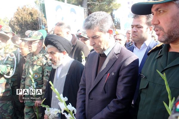 غبار روبی مزار شهدا به مناسبت دهه فجر در ارومیه