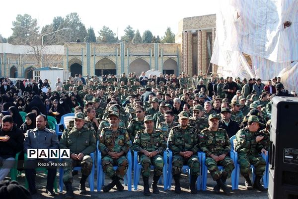 غبار روبی مزار شهدا به مناسبت دهه فجر در ارومیه