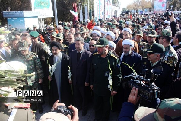 غبار روبی مزار شهدا به مناسبت دهه فجر در ارومیه