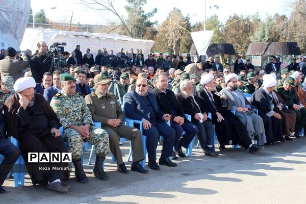 غبار روبی مزار شهدا به مناسبت دهه فجر در ارومیه